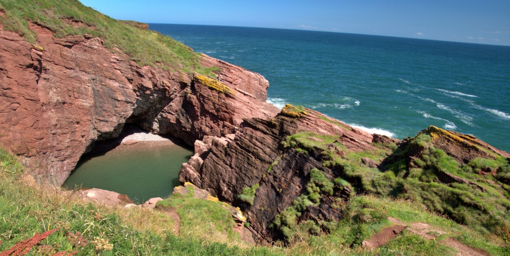 arbroath cliffs with sea backdrop
